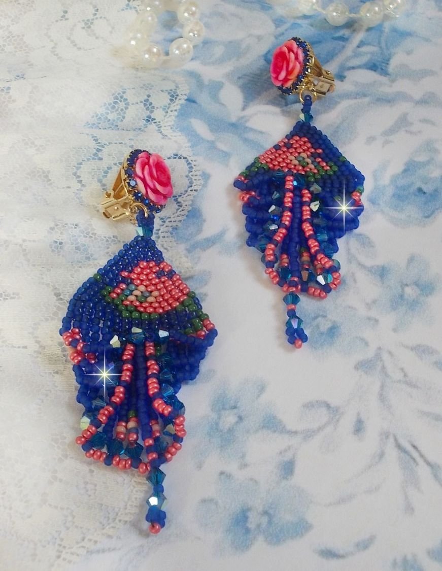 BO Bel'Nuit Bleue skapad med högkvalitativa fröpärlor, Swarovski-kristaller, cabochoner i harts och en strass-kedja.