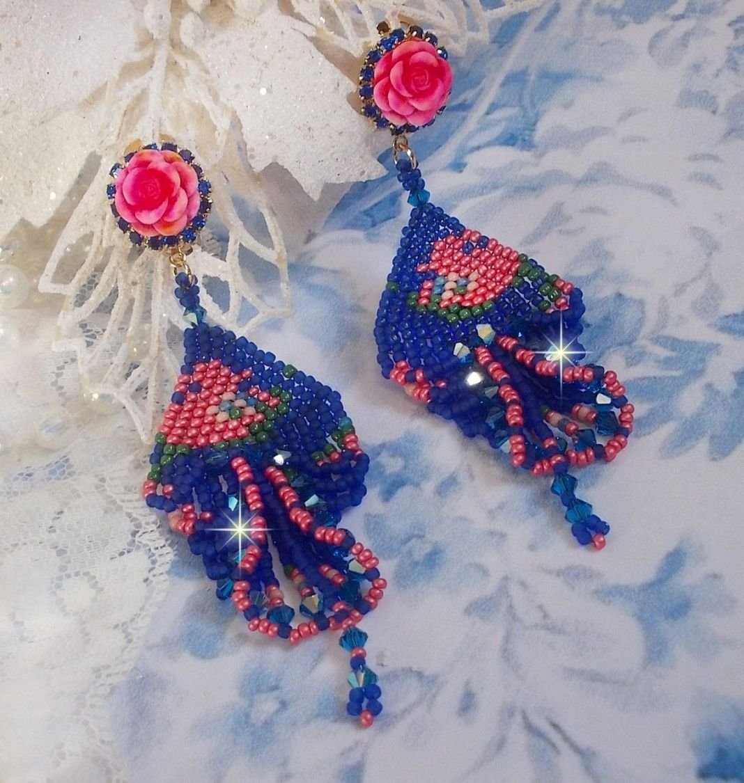 BO Bel'Nuit Bleue skapad med högkvalitativa fröpärlor, Swarovski-kristaller, cabochoner i harts och en strass-kedja.