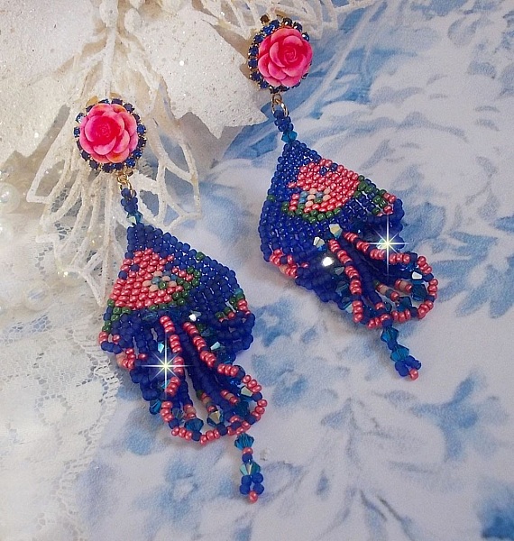 BO Bel'Nuit Bleue skapad med h&ouml;gkvalitativa fr&ouml;p&auml;rlor, Swarovski-kristaller, cabochoner i harts och en strass-kedja.