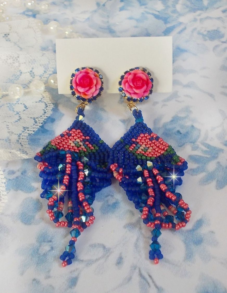 BO Bel'Nuit Bleue skapad med högkvalitativa fröpärlor, Swarovski-kristaller, cabochoner i harts och en strass-kedja.