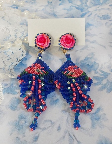 BO Bel'Nuit Bleue skapad med h&ouml;gkvalitativa fr&ouml;p&auml;rlor, Swarovski-kristaller, cabochoner i harts och en strass-kedja.