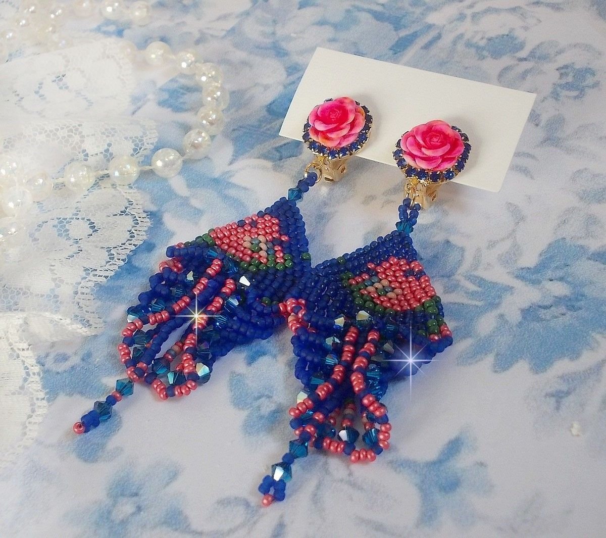 BO Bel'Nuit Bleue skapad med högkvalitativa fröpärlor, Swarovski-kristaller, cabochoner i harts och en strass-kedja.
