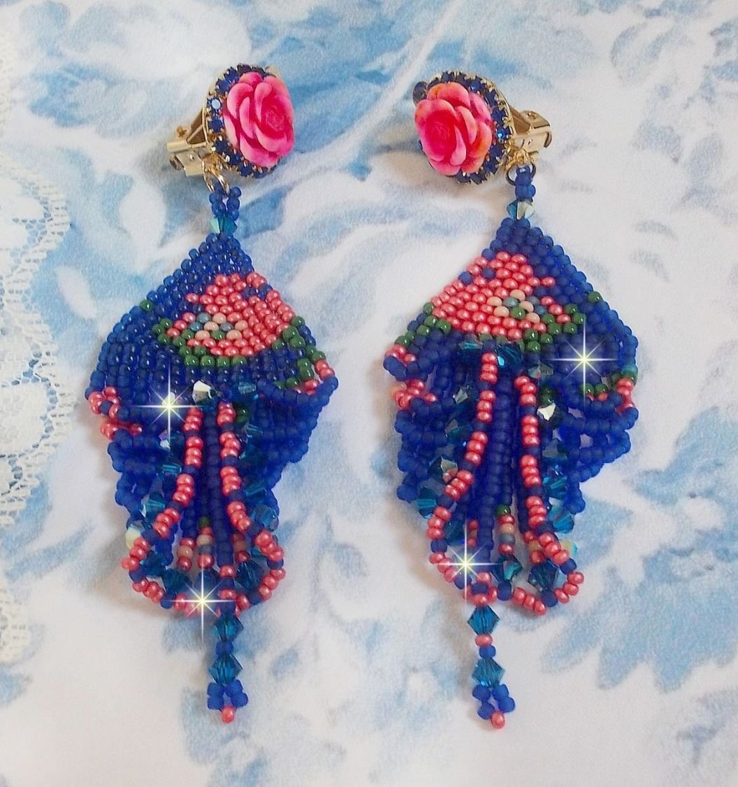 BO Bel'Nuit Bleue skapad med högkvalitativa fröpärlor, Swarovski-kristaller, cabochoner i harts och en strass-kedja.