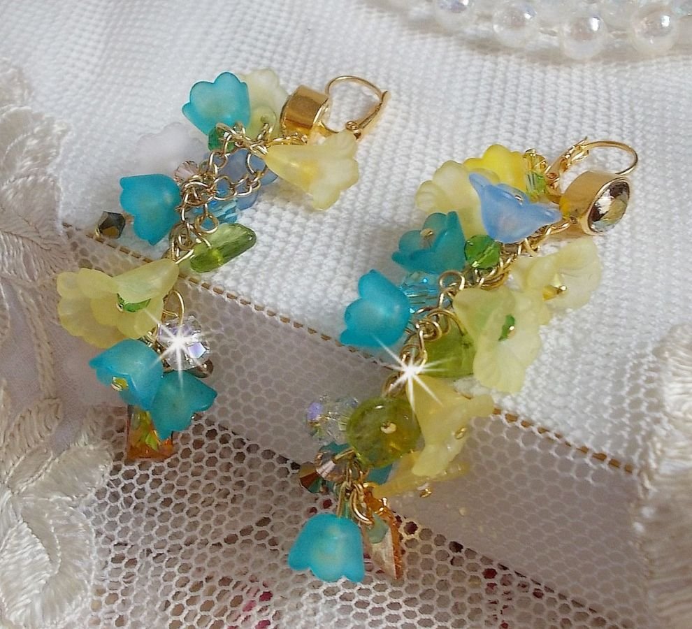 BO Bella Yellow monterad med Swarovski-kristaller, frostat blommor och pärlor. 