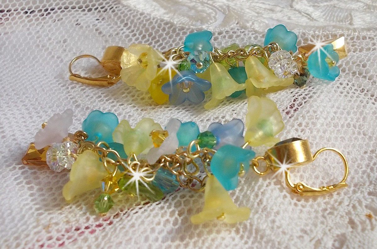 BO Bella Yellow monterad med Swarovski-kristaller, frostat blommor och pärlor. 