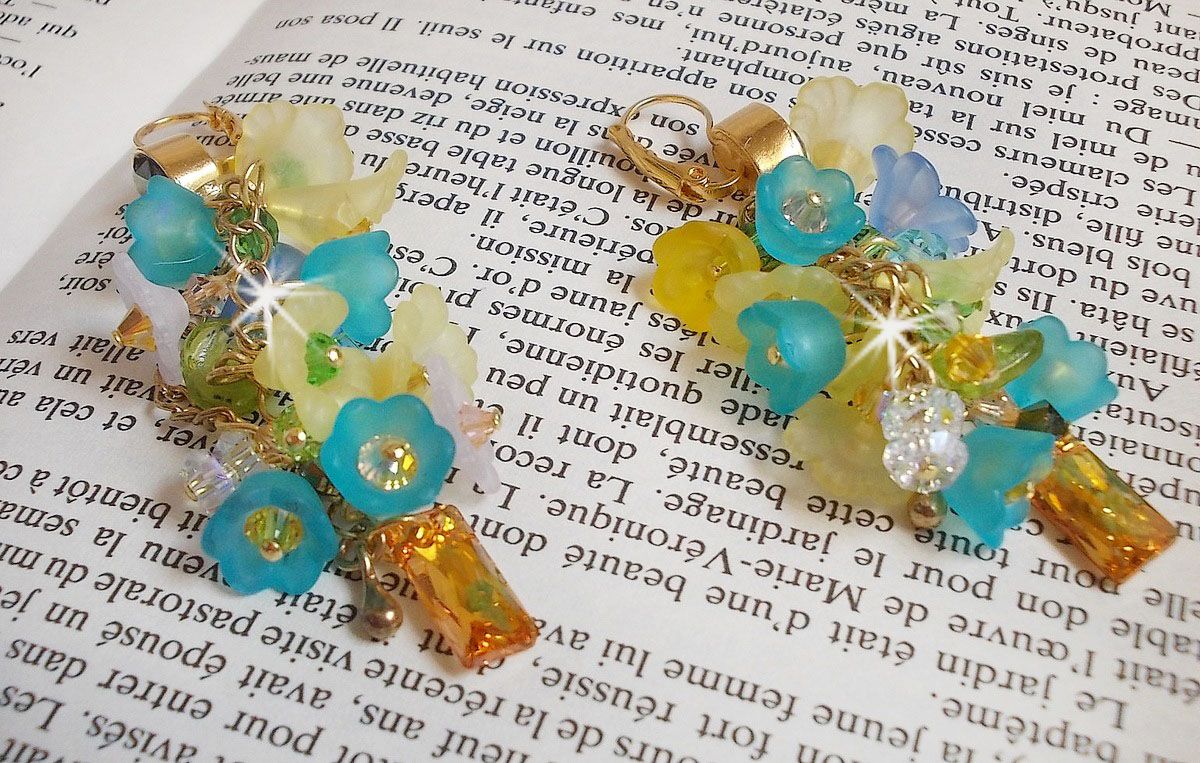 BO Bella Yellow monterad med Swarovski-kristaller, frostat blommor och pärlor. 