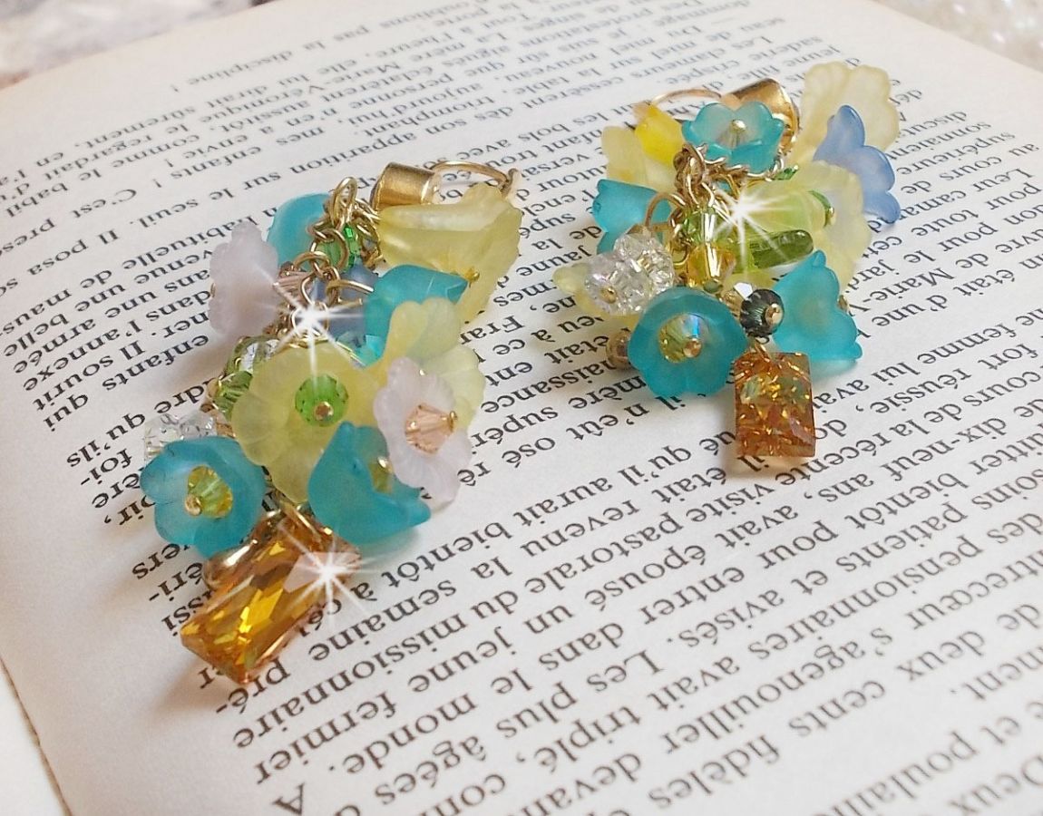 BO Bella Yellow monterad med Swarovski-kristaller, frostat blommor och pärlor. 