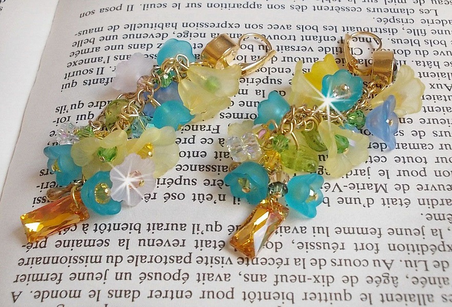 BO Bella Yellow monterad med Swarovski-kristaller, frostat blommor och p&auml;rlor. 