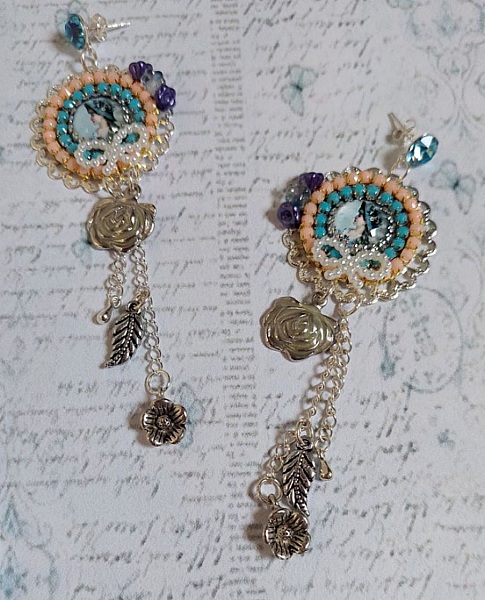 BO Belle de Cadix avec cabochons ronds en verre, fleurs clochettes en verre, cristaux, n&oelig;uds en R&eacute;sine, cha&icirc;nes perl&eacute;es, breloques et clous d&rsquo;oreilles en Argent 925/1000