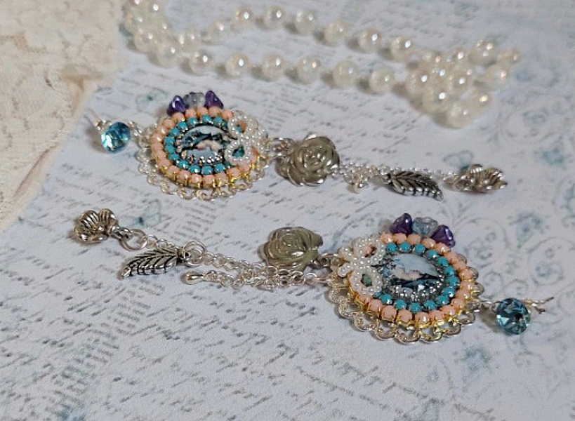 BO Belle de Cadix avec cabochons ronds en verre, fleurs clochettes en verre, cristaux, n&oelig;uds en R&eacute;sine, cha&icirc;nes perl&eacute;es, breloques et clous d&rsquo;oreilles en Argent 925/1000