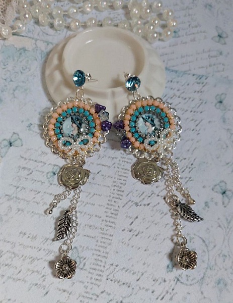 BO Belle de Cadix avec cabochons ronds en verre, fleurs clochettes en verre, cristaux, n&oelig;uds en R&eacute;sine, cha&icirc;nes perl&eacute;es, breloques et clous d&rsquo;oreilles en Argent 925/1000