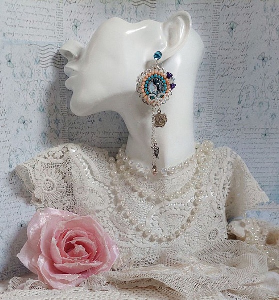 BO Belle de Cadix avec cabochons ronds en verre, fleurs clochettes en verre, cristaux, n&oelig;uds en R&eacute;sine, cha&icirc;nes perl&eacute;es, breloques et clous d&rsquo;oreilles en Argent 925/1000