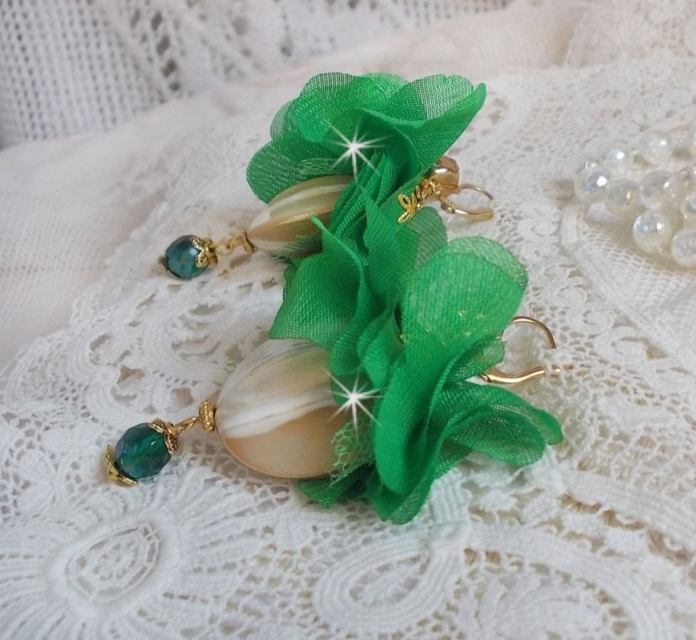 BO Belle Emeraude skapad med vackra kupolformade pärlor och blommor i grönt tyg och svängar.