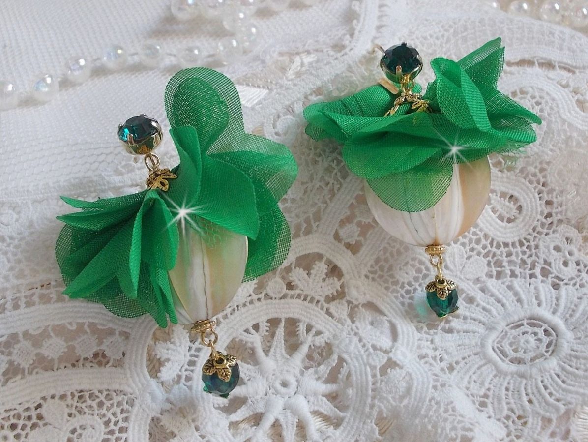 BO Belle Emeraude skapad med vackra kupolformade pärlor och blommor i grönt tyg och svängar.