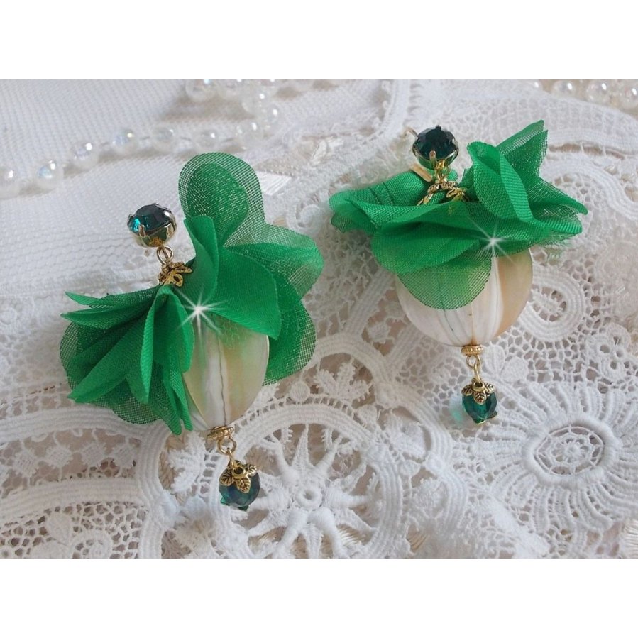 BO Belle Emeraude skapad med vackra kupolformade pärlor och blommor i grönt tyg och svängar.