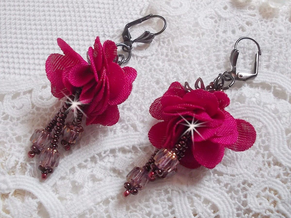 BO Belle Hélène skapad med en fuchsia tygblomma, facetter och rocailles i antik kristallbrons.