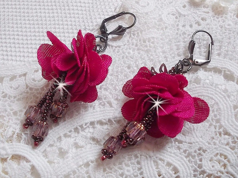 BO Belle H&eacute;l&egrave;ne skapad med en fuchsia tygblomma, facetter och rocailles i antik kristallbrons.