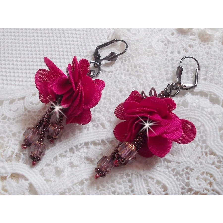 BO Belle Hélène skapad med en fuchsia tygblomma, facetter och rocailles i antik kristallbrons.