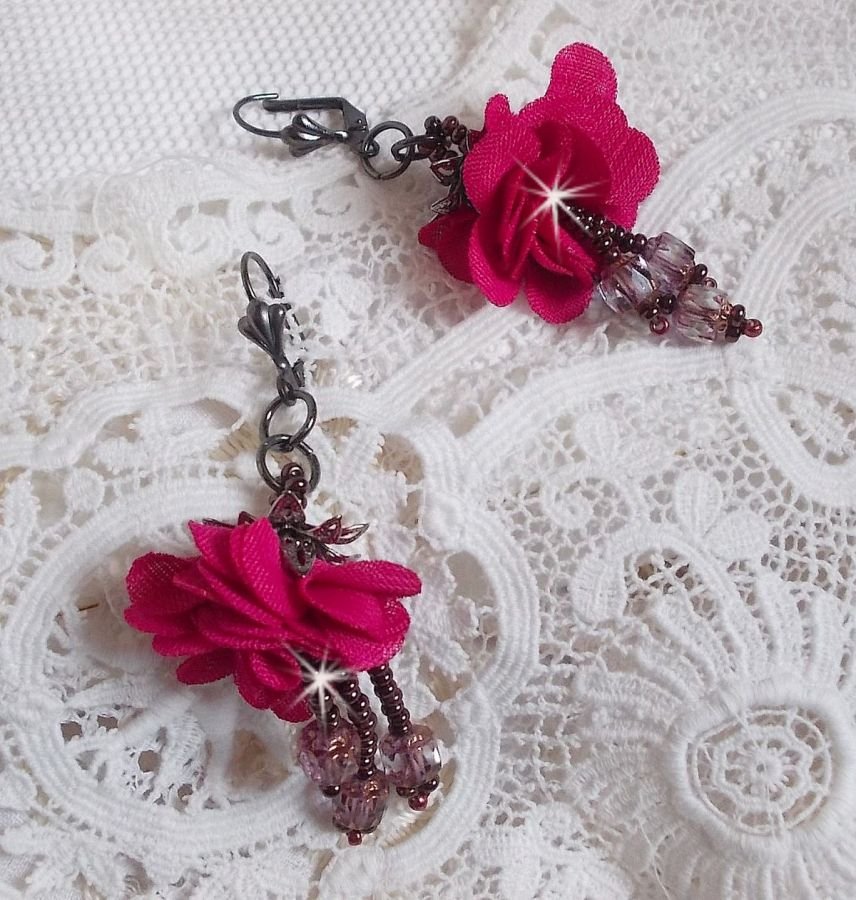 BO Belle Hélène skapad med en fuchsia tygblomma, facetter och rocailles i antik kristallbrons.