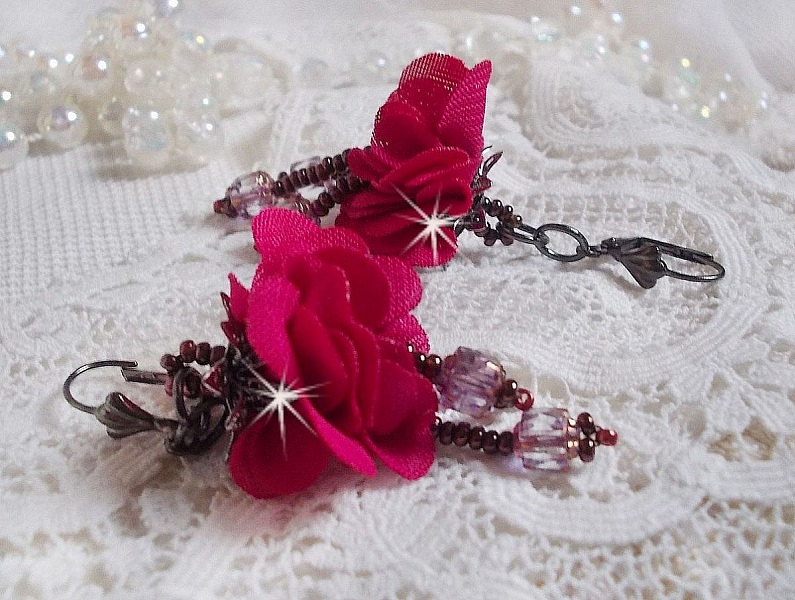 BO Belle H&eacute;l&egrave;ne skapad med en fuchsia tygblomma, facetter och rocailles i antik kristallbrons.