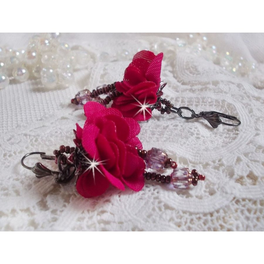 BO Belle Hélène skapad med en fuchsia tygblomma, facetter och rocailles i antik kristallbrons.