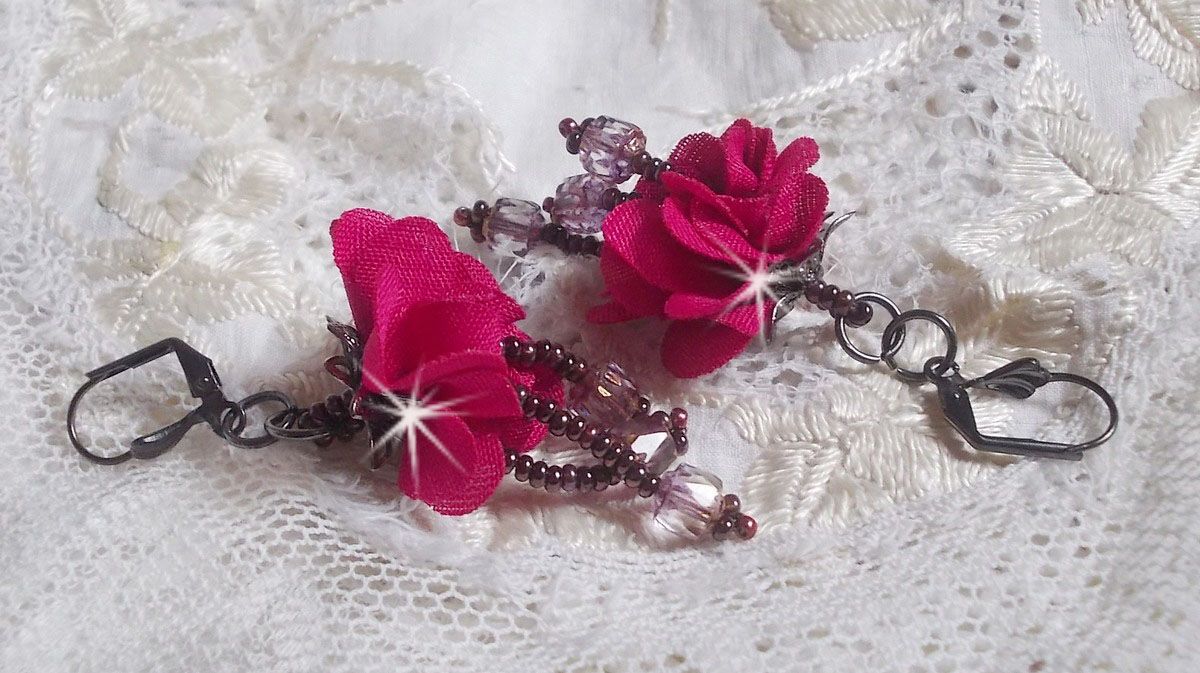 BO Belle Hélène skapad med en fuchsia tygblomma, facetter och rocailles i antik kristallbrons.