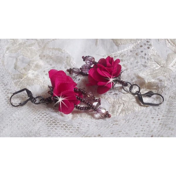 BO Belle Hélène skapad med en fuchsia tygblomma, facetter och rocailles i antik kristallbrons.