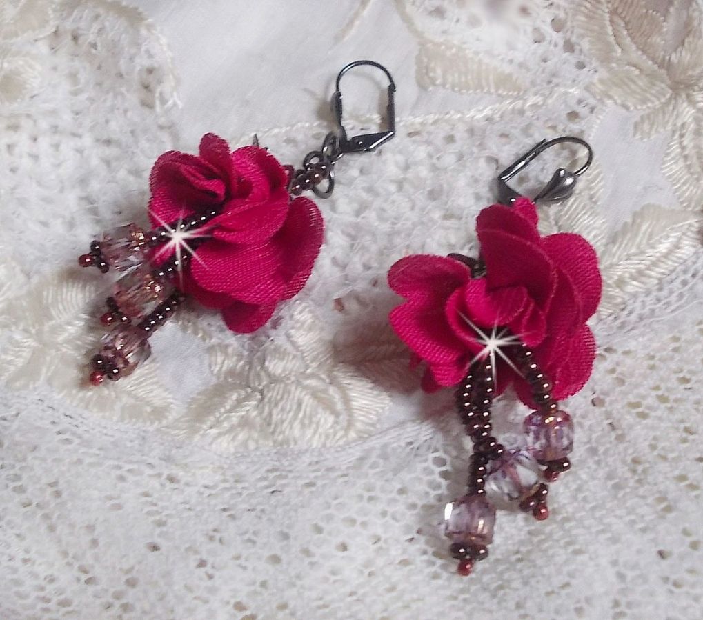 BO Belle Hélène skapad med en fuchsia tygblomma, facetter och rocailles i antik kristallbrons.