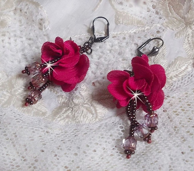 BO Belle H&eacute;l&egrave;ne skapad med en fuchsia tygblomma, facetter och rocailles i antik kristallbrons.