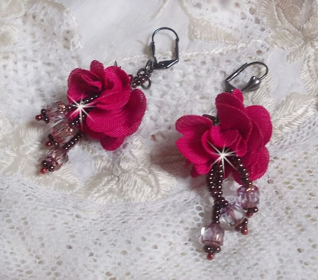 BO Belle Hélène skapad med en fuchsia tygblomma, facetter och rocailles i antik kristallbrons.