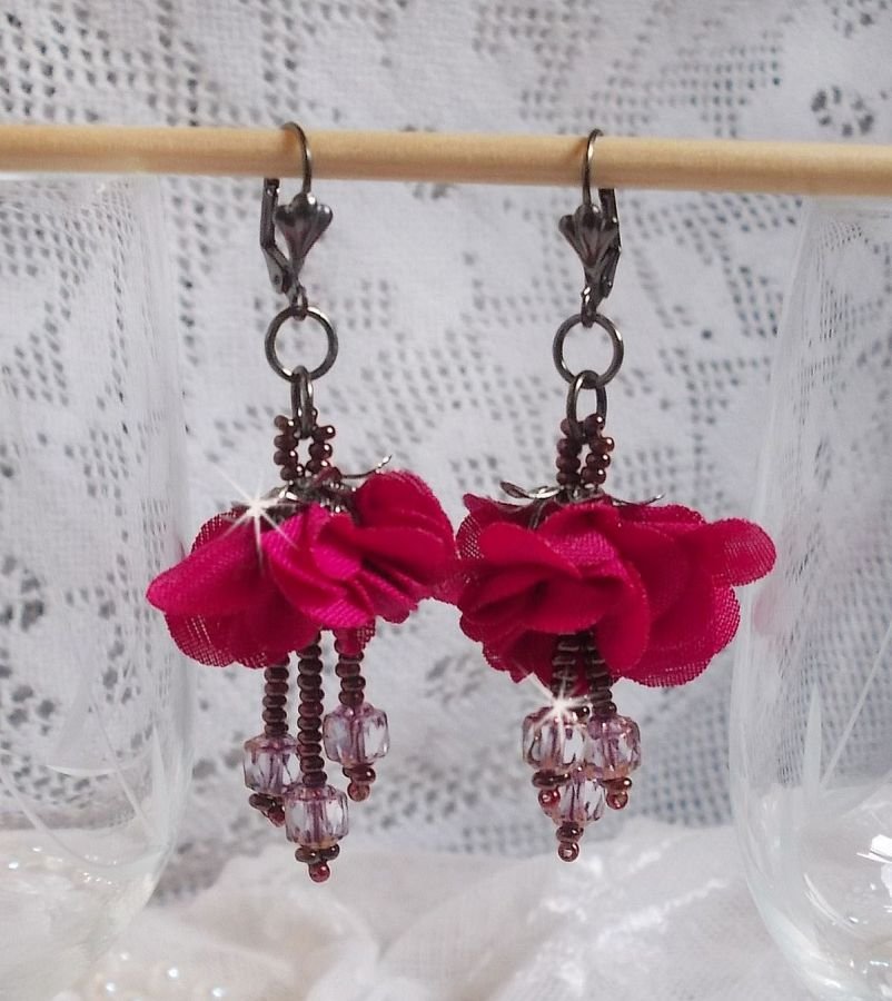 BO Belle Hélène skapad med en fuchsia tygblomma, facetter och rocailles i antik kristallbrons.