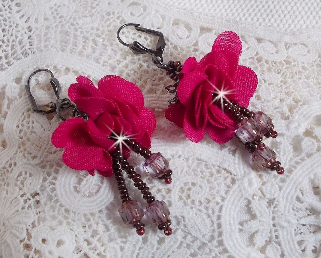 BO Belle Hélène skapad med en fuchsia tygblomma, facetter och rocailles i antik kristallbrons.
