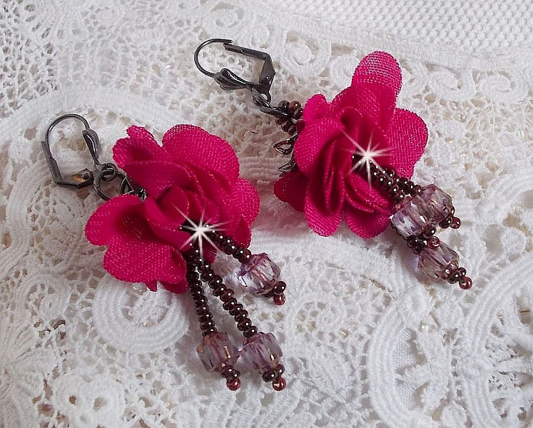 BO Belle H&eacute;l&egrave;ne skapad med en fuchsia tygblomma, facetter och rocailles i antik kristallbrons.