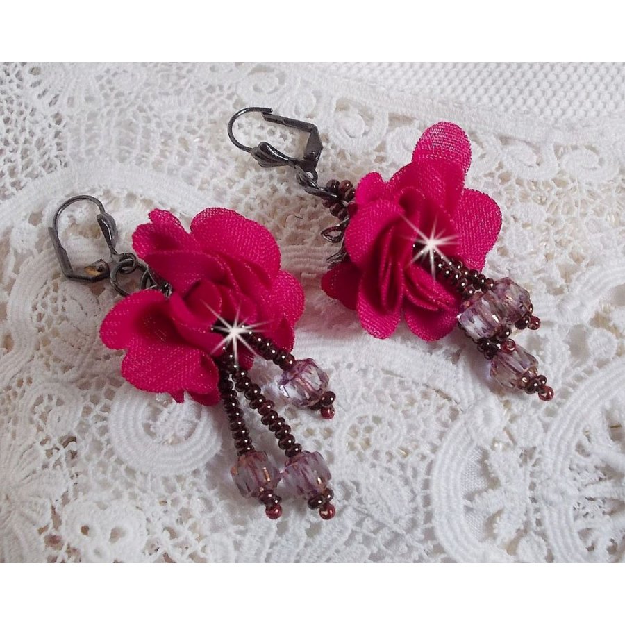 BO Belle Hélène skapad med en fuchsia tygblomma, facetter och rocailles i antik kristallbrons.