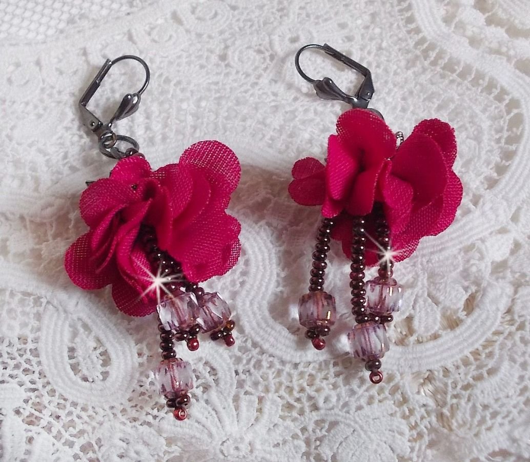 BO Belle Hélène skapad med en fuchsia tygblomma, facetter och rocailles i antik kristallbrons.