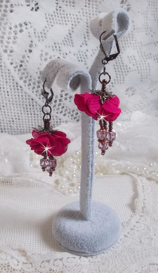 BO Belle Hélène skapad med en fuchsia tygblomma, facetter och rocailles i antik kristallbrons.