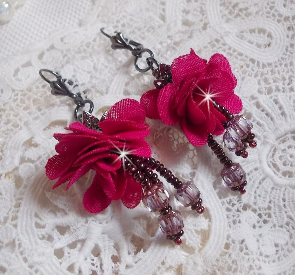 BO Belle Hélène skapad med en fuchsia tygblomma, facetter och rocailles i antik kristallbrons.