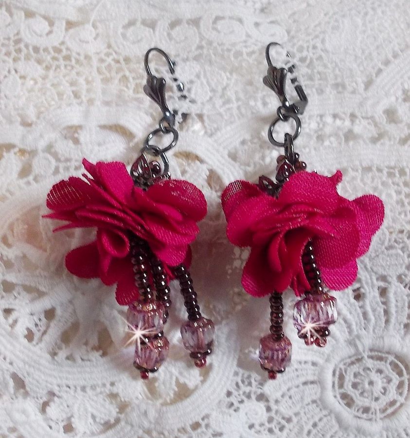 BO Belle Hélène skapad med en fuchsia tygblomma, facetter och rocailles i antik kristallbrons.