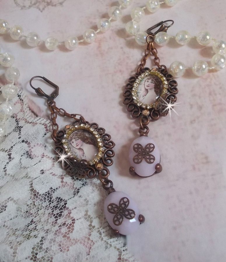 BO Blondy Roses skapad med PureCrystal cabochons, förstoringsglas cabochons, medaljonger och en strass kedja.