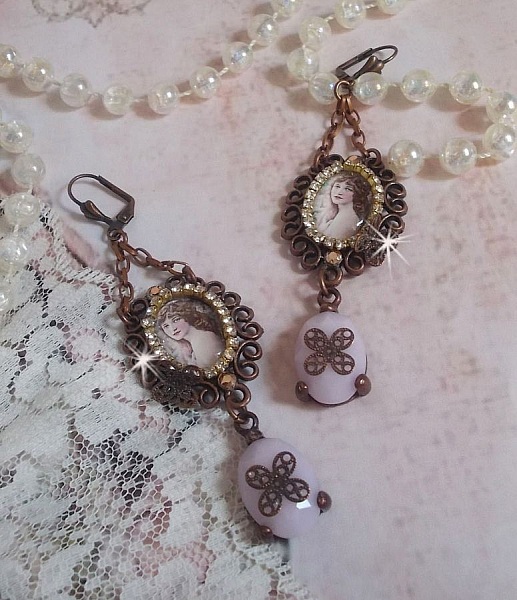 BO Blondy Roses skapad med PureCrystal cabochons, f&ouml;rstoringsglas cabochons, medaljonger och en strass kedja.