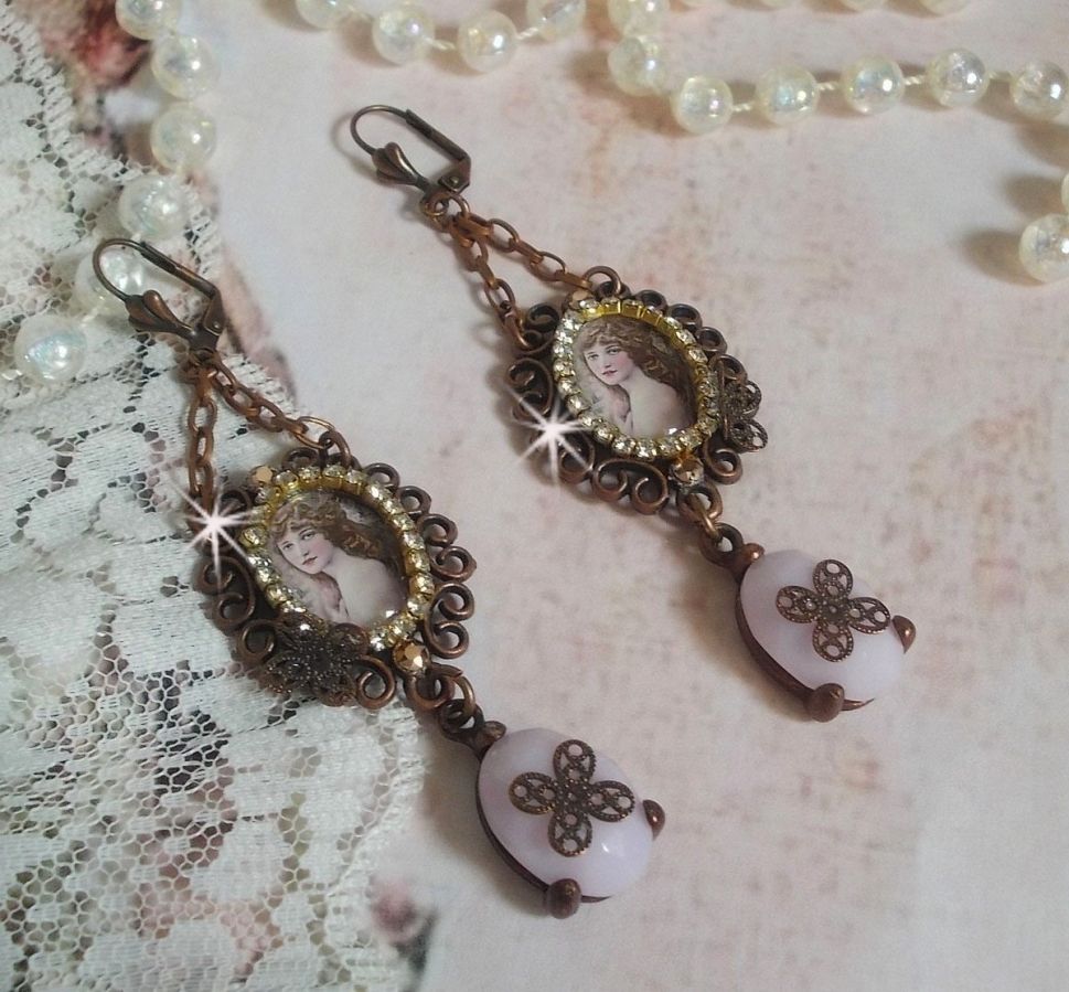BO Blondy Roses skapad med PureCrystal cabochons, förstoringsglas cabochons, medaljonger och en strass kedja.