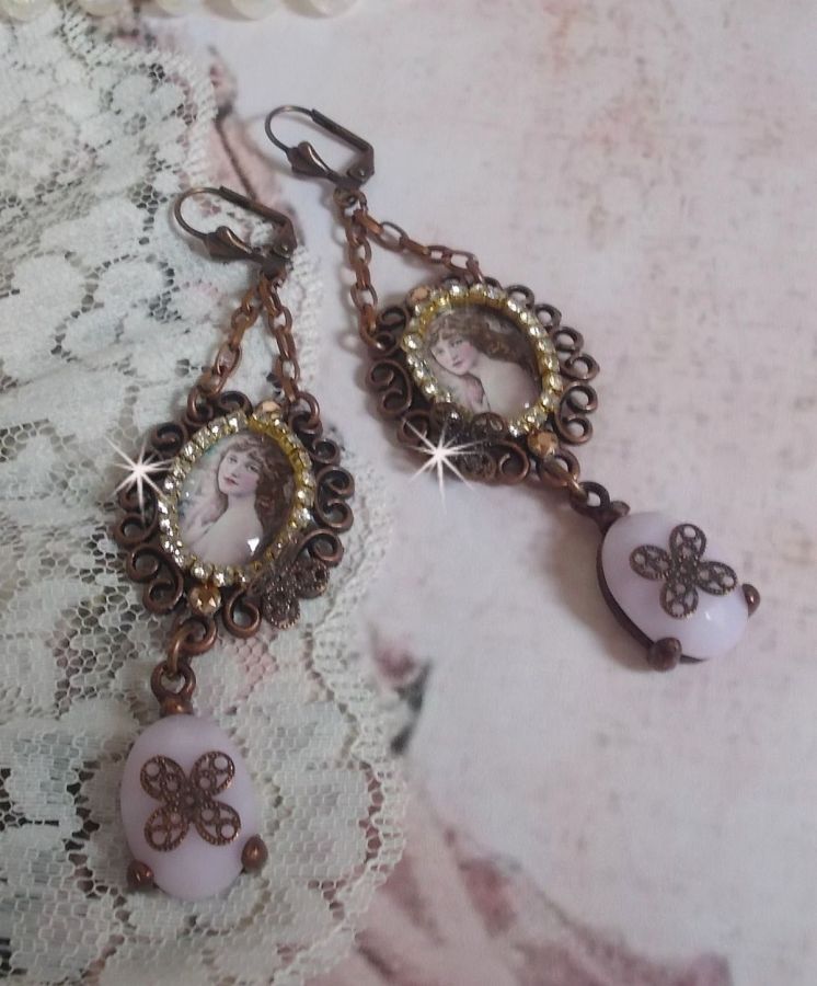 BO Blondy Roses skapad med PureCrystal cabochons, förstoringsglas cabochons, medaljonger och en strass kedja.
