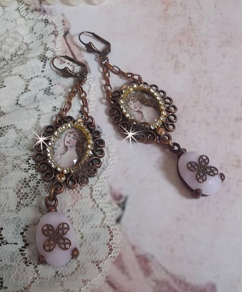 BO Blondy Roses skapad med PureCrystal cabochons, f&ouml;rstoringsglas cabochons, medaljonger och en strass kedja.