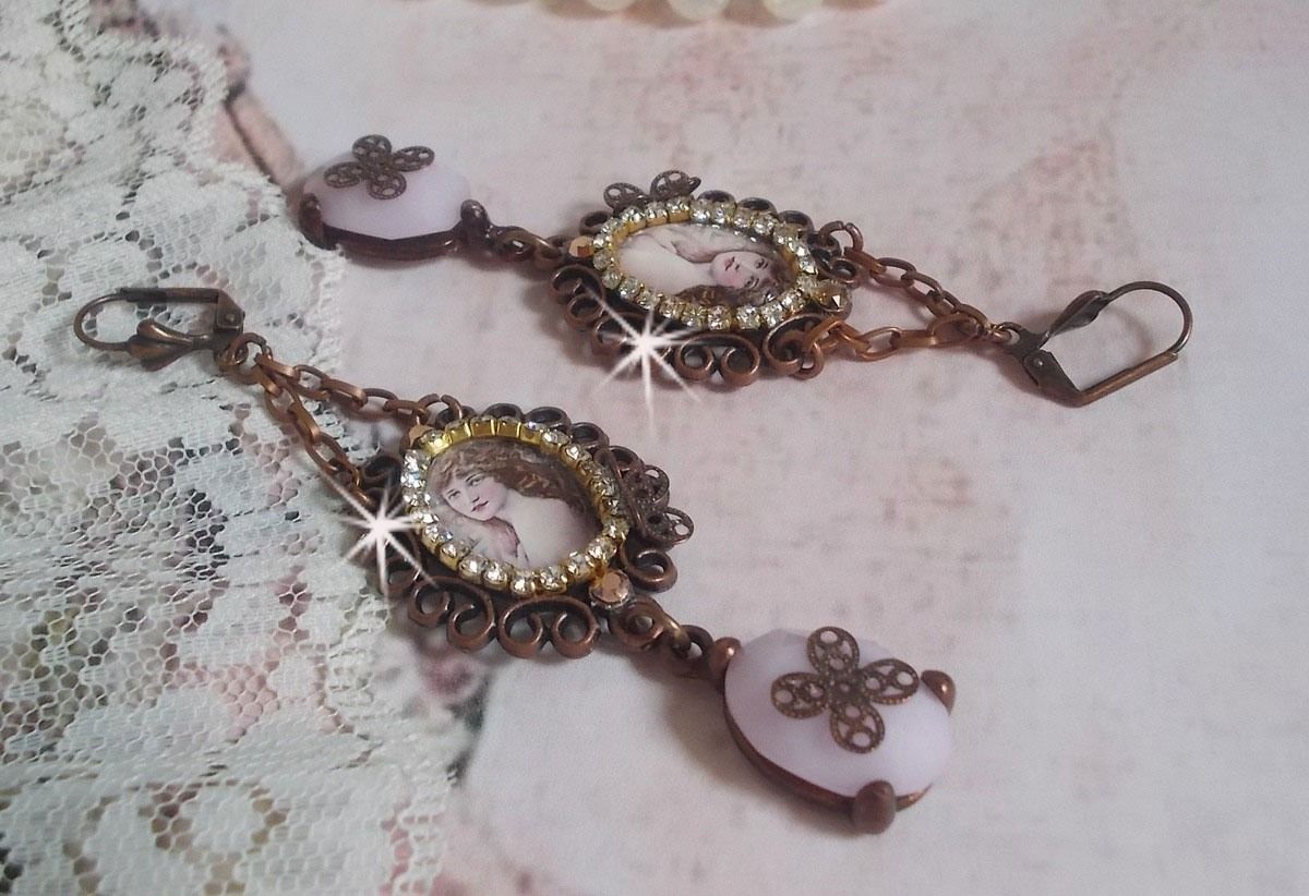 BO Blondy Roses skapad med PureCrystal cabochons, förstoringsglas cabochons, medaljonger och en strass kedja.