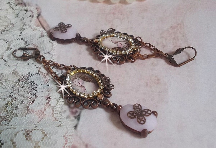 BO Blondy Roses skapad med PureCrystal cabochons, f&ouml;rstoringsglas cabochons, medaljonger och en strass kedja.