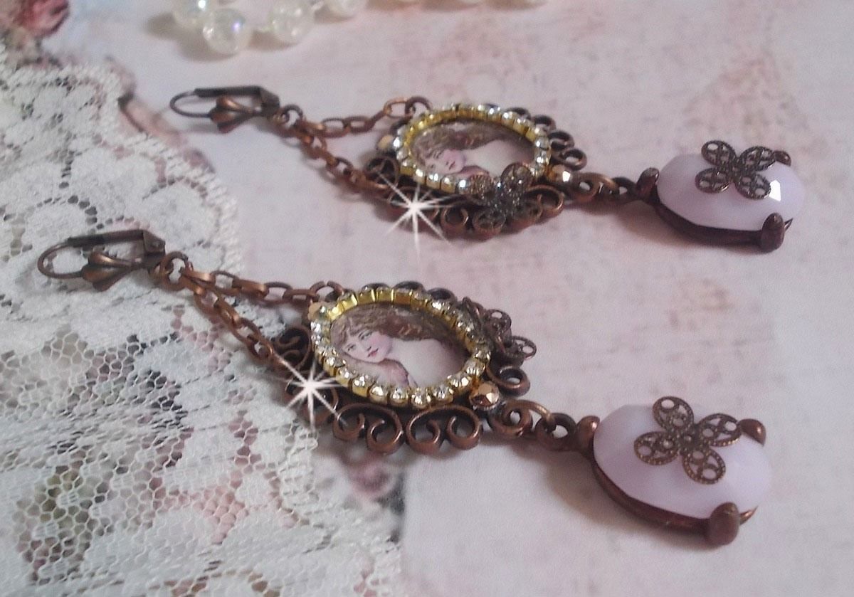 BO Blondy Roses skapad med PureCrystal cabochons, förstoringsglas cabochons, medaljonger och en strass kedja.
