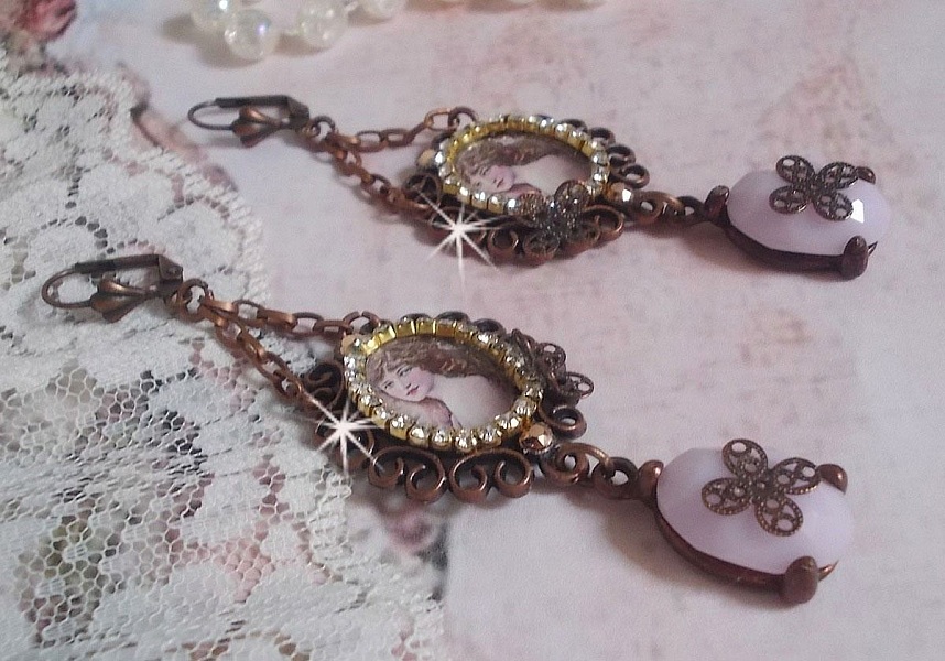 BO Blondy Roses skapad med PureCrystal cabochons, f&ouml;rstoringsglas cabochons, medaljonger och en strass kedja.