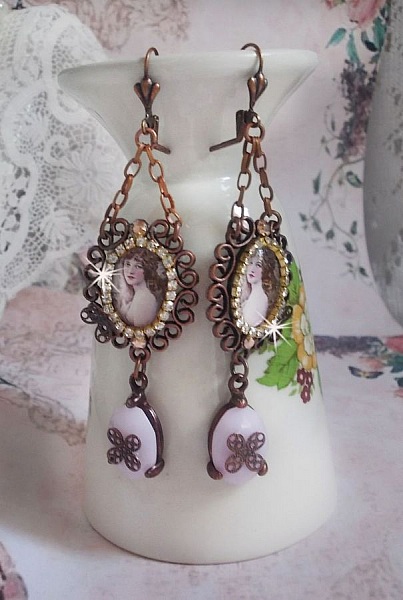 BO Blondy Roses skapad med PureCrystal cabochons, f&ouml;rstoringsglas cabochons, medaljonger och en strass kedja.