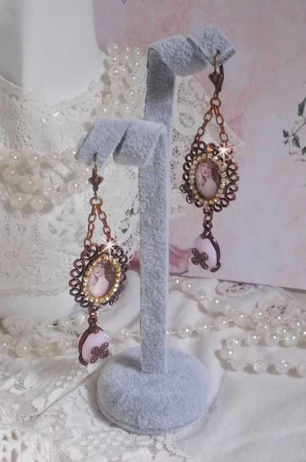 BO Blondy Roses skapad med PureCrystal cabochons, förstoringsglas cabochons, medaljonger och en strass kedja.
