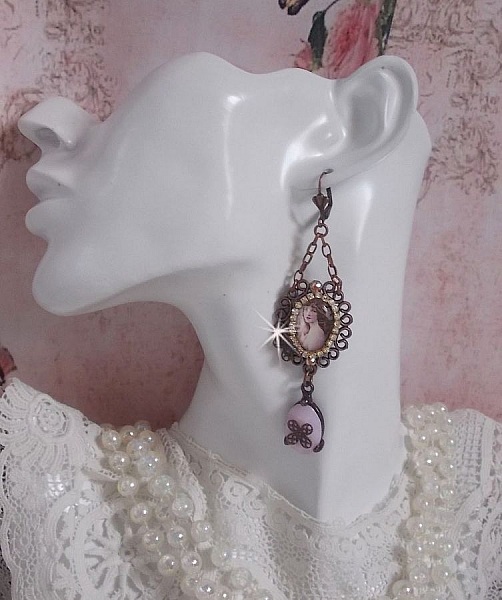 BO Blondy Roses skapad med PureCrystal cabochons, f&ouml;rstoringsglas cabochons, medaljonger och en strass kedja.